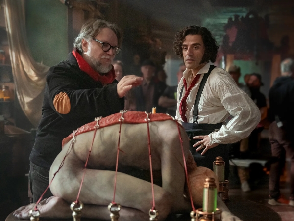 Guillermo del Toro y Oscar Isaac en Frankenstein 2025